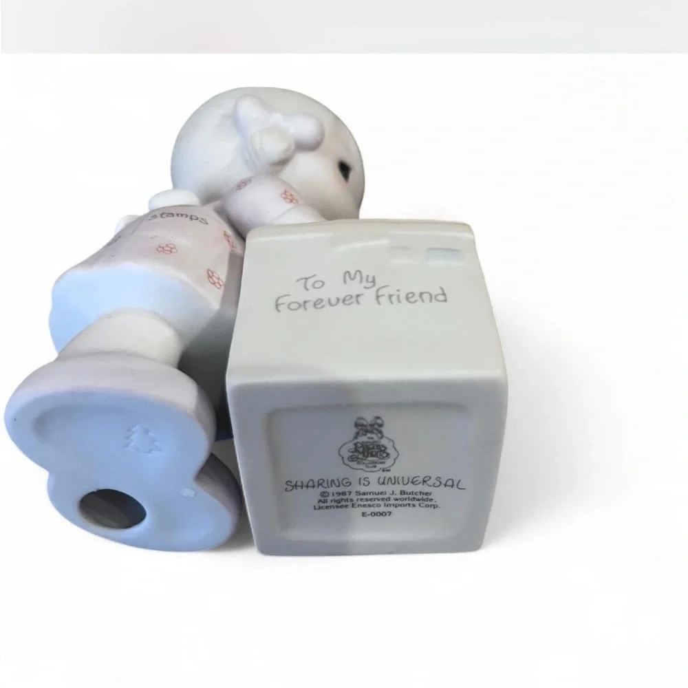 1987 Precious Moments Symbol of Membership ‘Sharing is Universal’ figurine